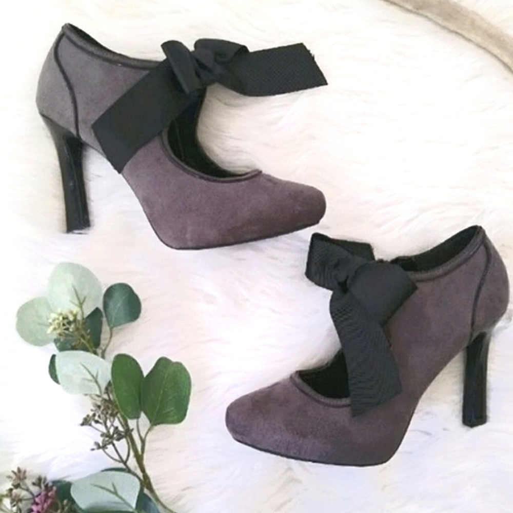 Metaphor | Gray Bow Heels